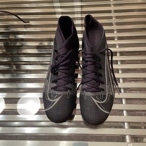 Nike Womens size 7 soccer cleats